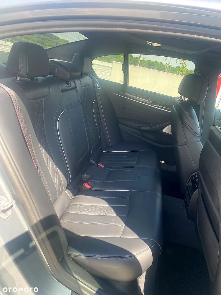 BMW Seria 5 M550i xDrive - 32
