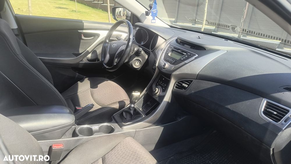 Hyundai Elantra - 4