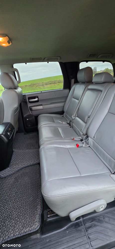 Toyota Sequoia - 8