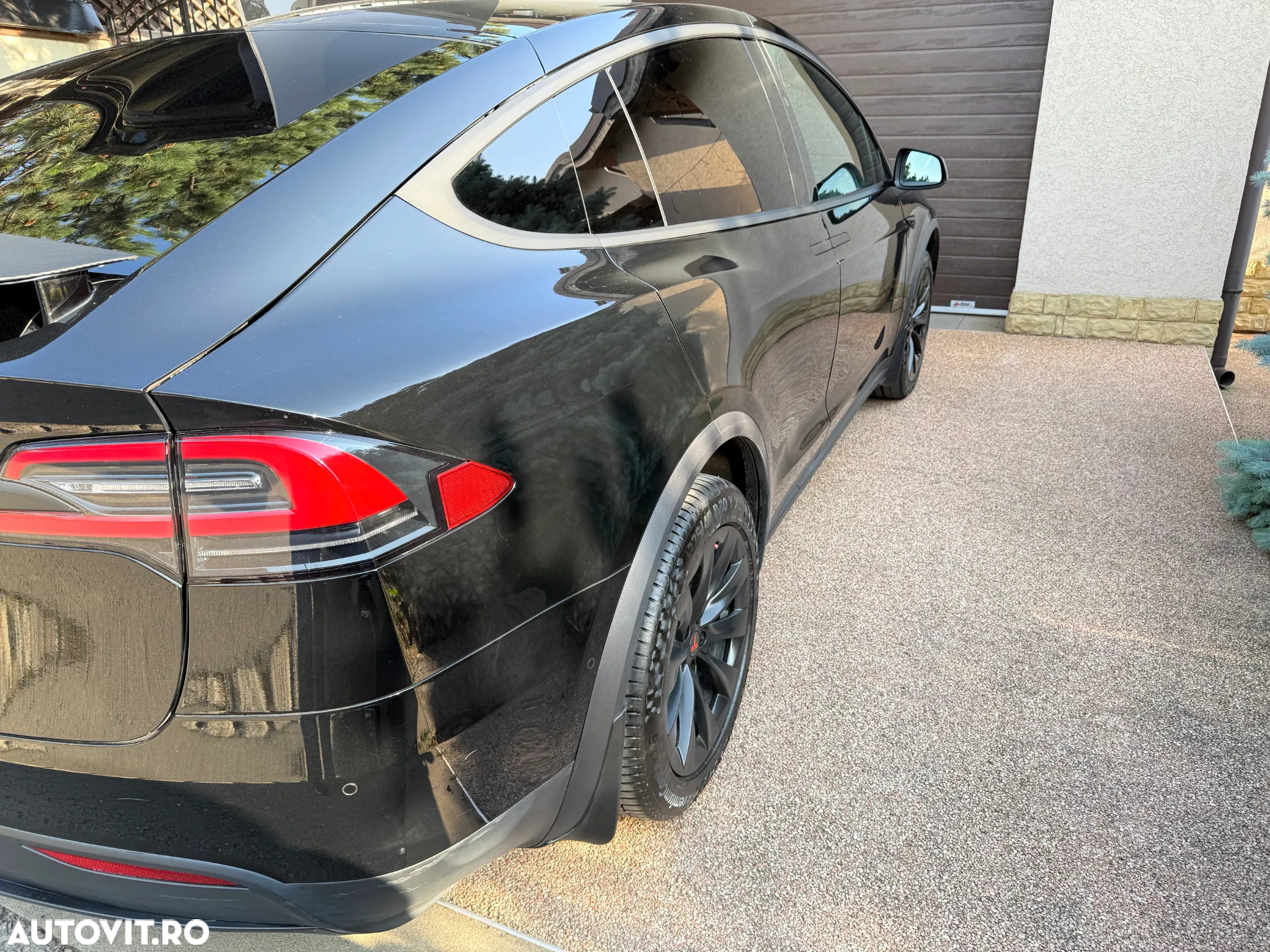 Tesla Model X - 10