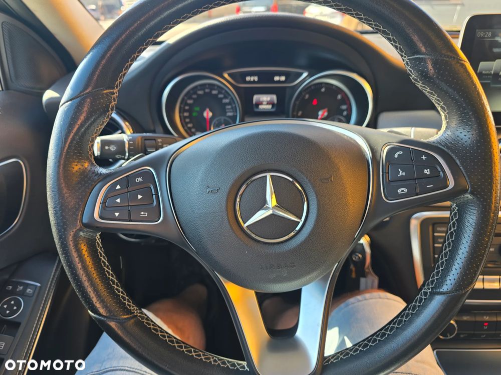 Mercedes-Benz GLA 200 d 7G-DCT - 17