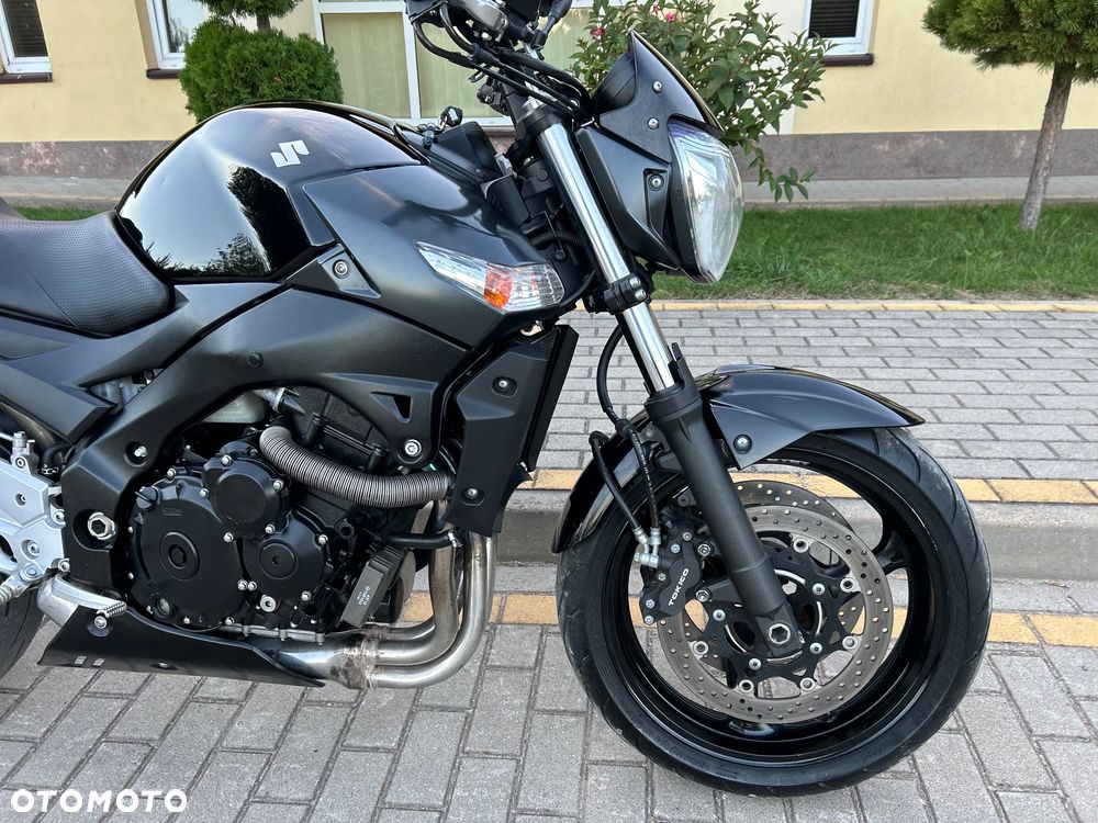 Suzuki GSR - 14