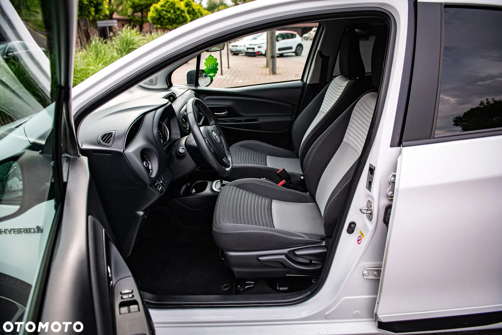 Toyota Yaris Hybrid 100 Premium EU6 - 13