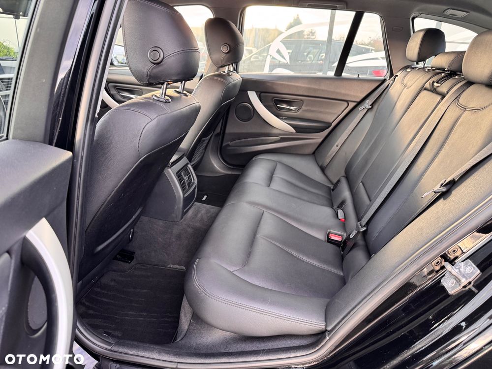 BMW Seria 3 320i Touring - 32