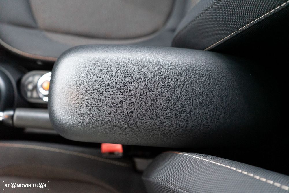 MINI 3 Portas Cooper D - 25