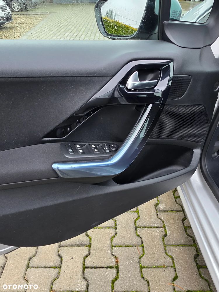 Peugeot 208 - 18