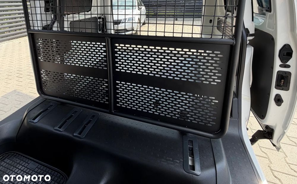 Volkswagen CADDY VAN MINIBUS 5cio Osobowy z Homologacją cięż. N1. Ładowność 707kg +5os. Mocny 2.0TDI Euro6, Bogate wyposażenie Reflektory Bi-KSENONOWE + Światła LED, Kierownica skórzana wielofunkcyjna, Tempamat, Ogranicznik, St. Radia oraz pełen komputer z kier. Czujniki cofania, Bezwypadkowy pełen serwis ASO VW - 13