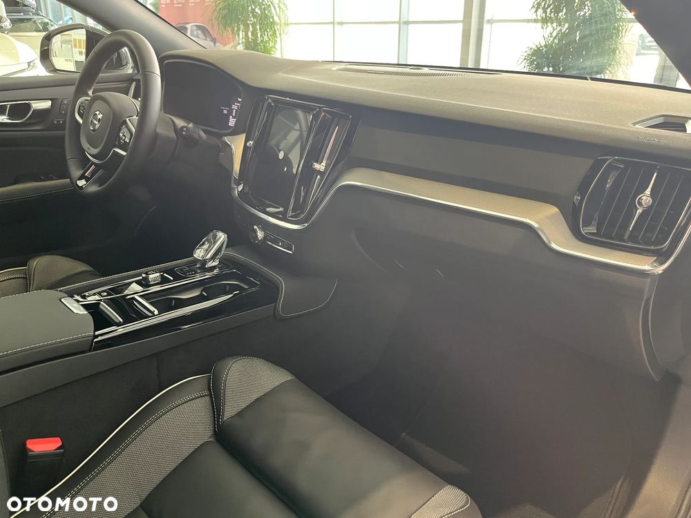 Volvo V60 T6 AWD Plug-In Hybrid Plus Dark - 13