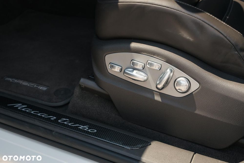 Porsche Macan Turbo - 32