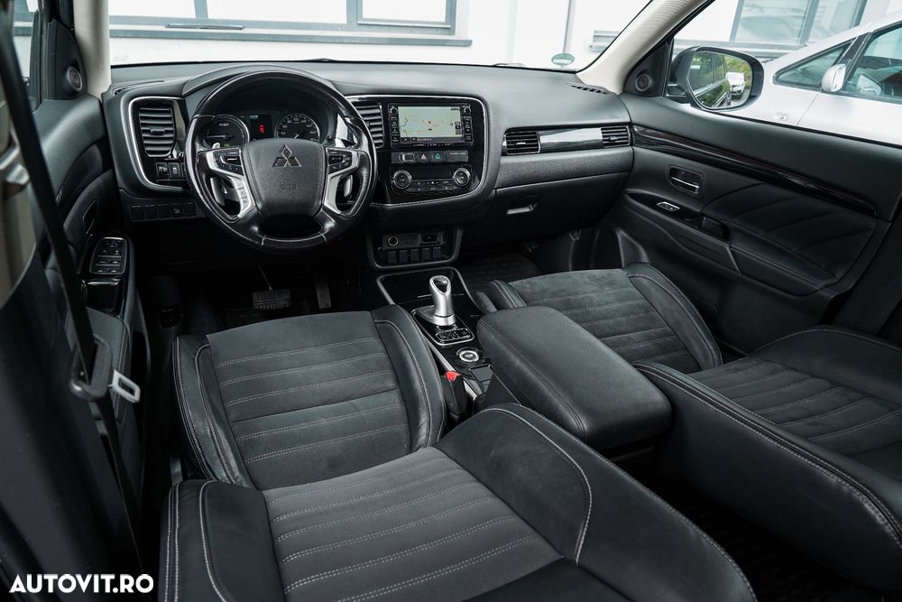 Mitsubishi Outlander 2.0 4WD Plug-In Hybrid - 10