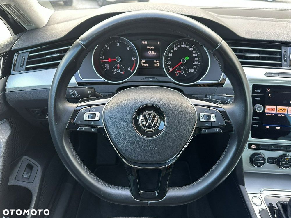 Volkswagen Passat - 27