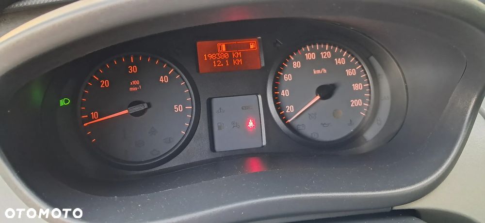 Opel Vivaro 2.5 CDTi L2H1 - 18