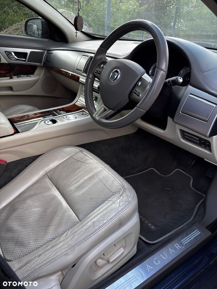 Jaguar XF 3.0 V6 D Premium Luxury - 9