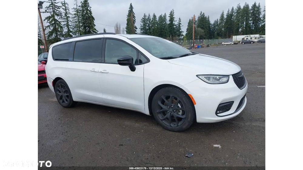 Chrysler Pacifica - 4