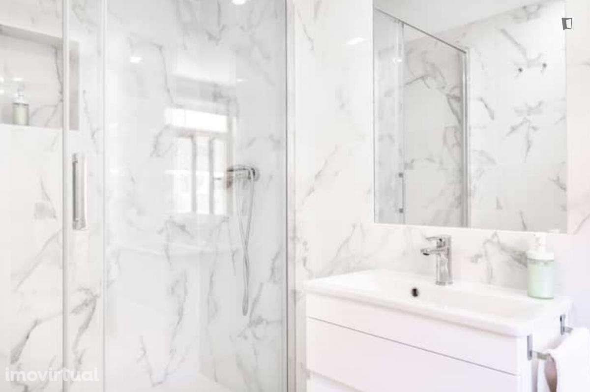 Quarto - localizado em Lordelo do Ouro Porto - Grande imagem: 2/18