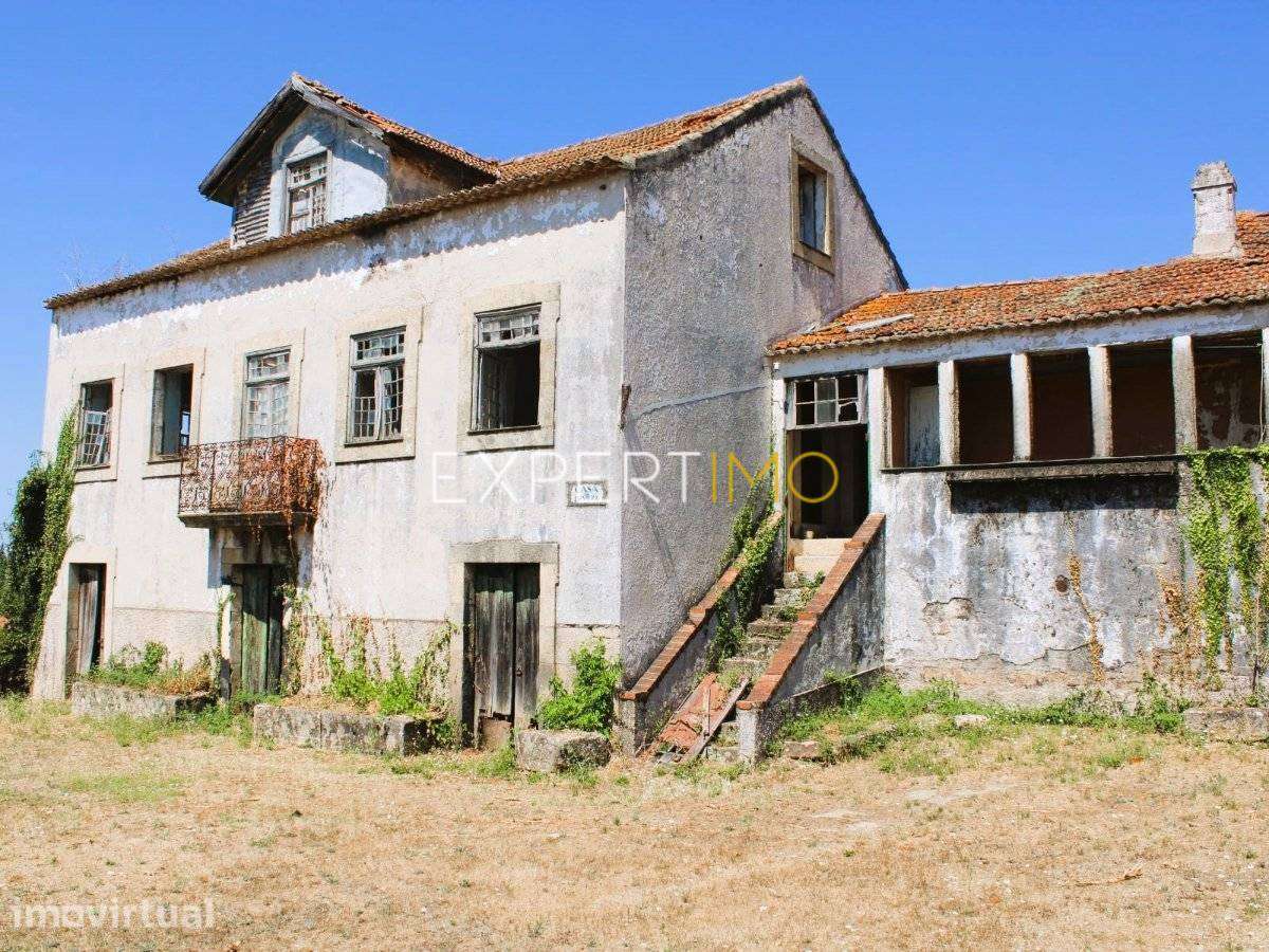 Moradia em granito para recuperar com 17.509 m2 de terreno - Grande imagem: 3/24