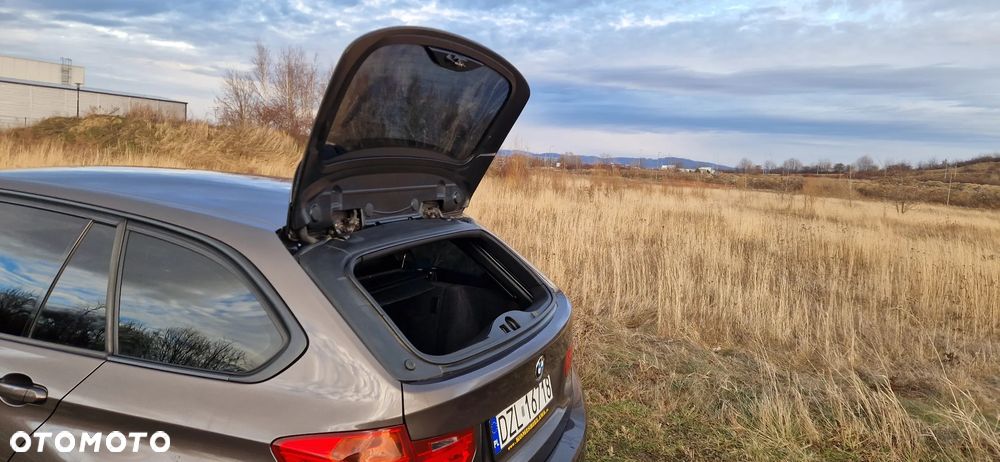 BMW Seria 3 318d DPF Edition Sport - 12