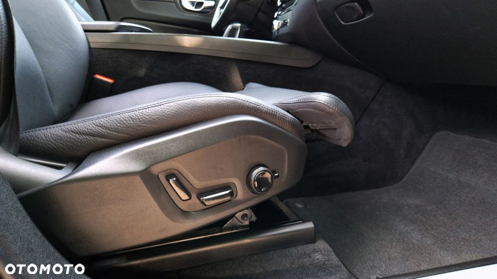 Volvo XC 60 B4 D AWD Plus Dark - 21