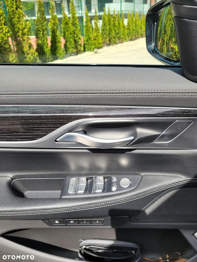 BMW Seria 7 730d mHEV - 12