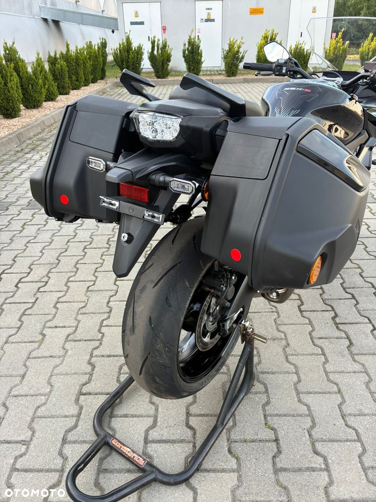 Suzuki GSX - 17