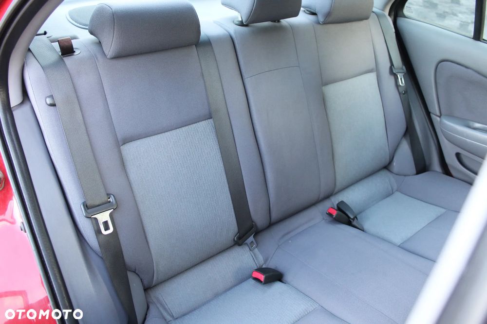Nissan Almera 1.8 Visia + - 14