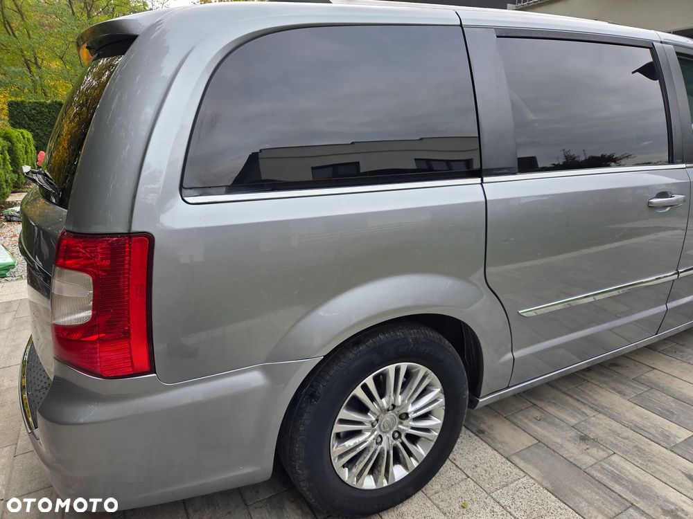 Chrysler Town & Country - 12