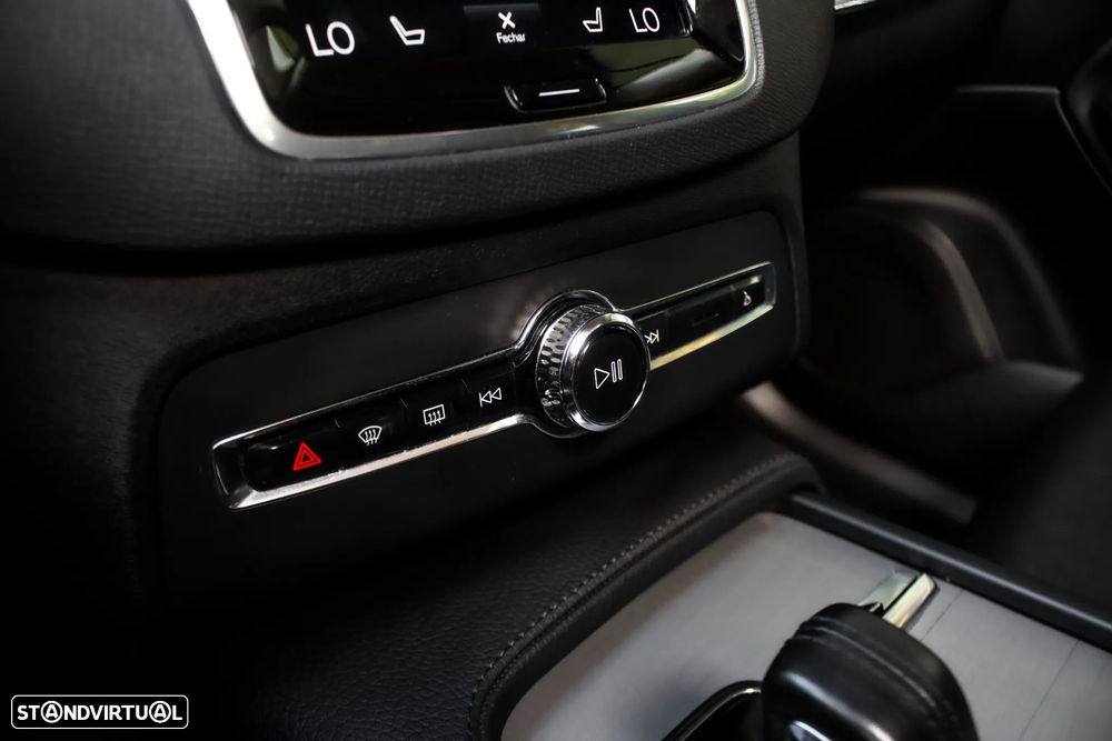 Volvo XC 90 B5 D AWD Geartronic Momentum Pro - 22