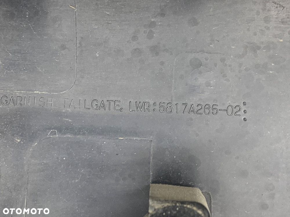 LISTWA KLAPY TYŁ  MITSUBISHI OUTLANDER III (GG_W, GF_W, ZJ, ZL, ZK) 2010 - 2022 2.0 Hybrid 4WD - 5