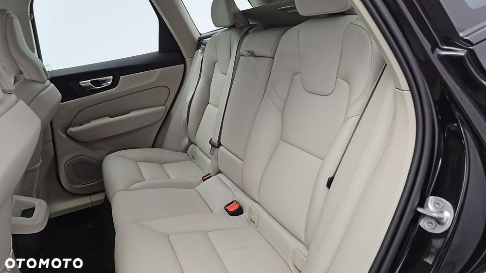 Volvo XC 60 B4 B Plus Dark - 22