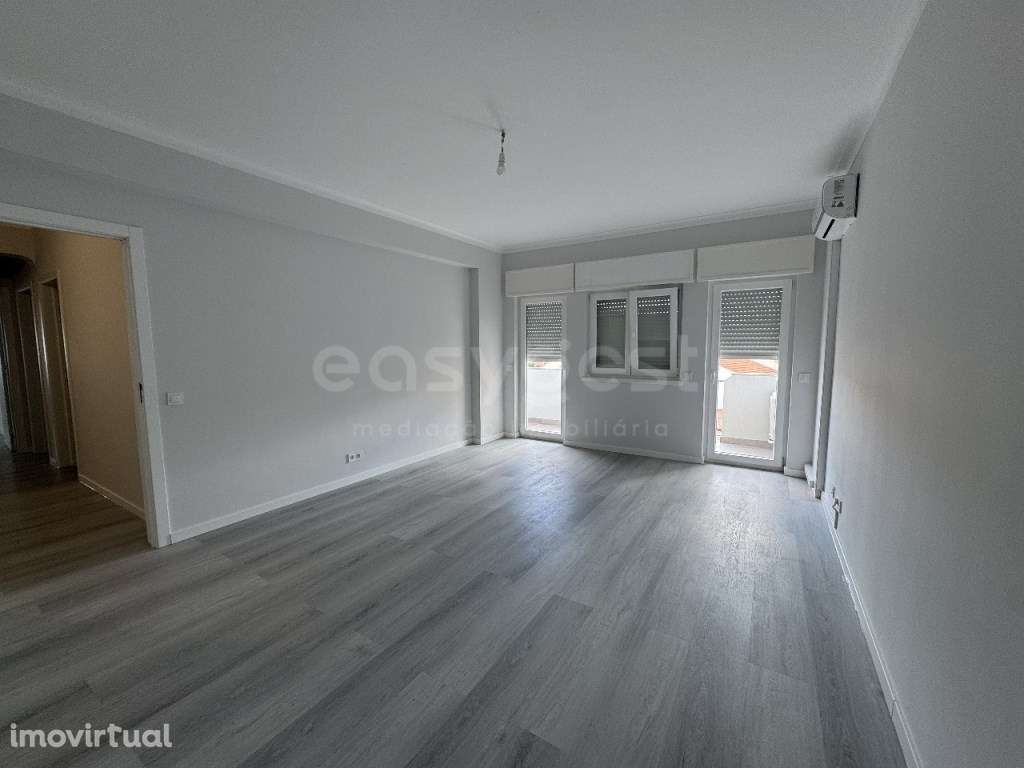 Apartamento T3 totalmente remodelado, que combina funcionalidade e ... - Grande imagem: 2/28