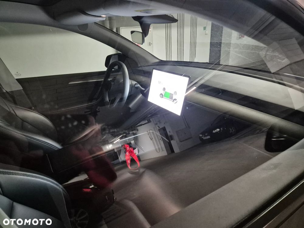 Tesla Y - 10