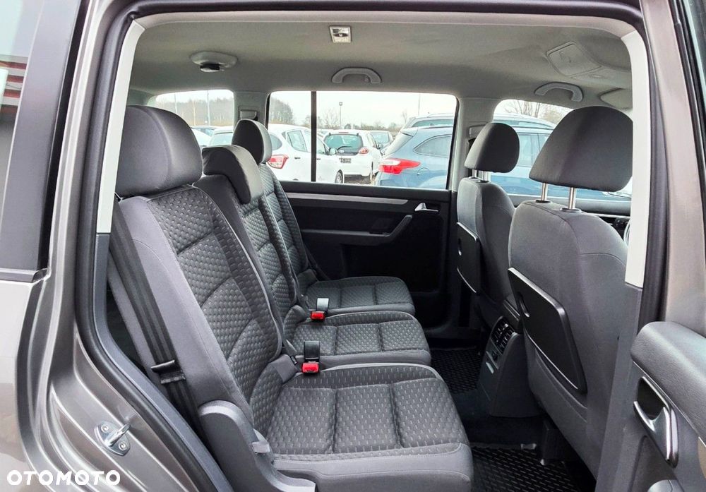 Volkswagen Touran - 10