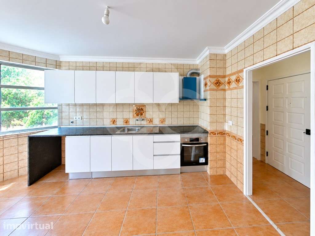 Apartamento t2 transformado em t3 c0m arrecadação Tapada das Mercês...