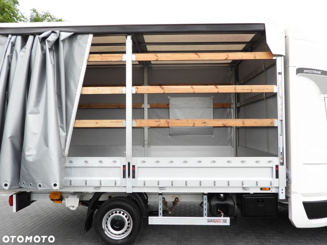 Volkswagen CRAFTER  PLANDEKA 8 PALET TEMPOMAT LEDY KLIMATYZACJA  180KM - 24