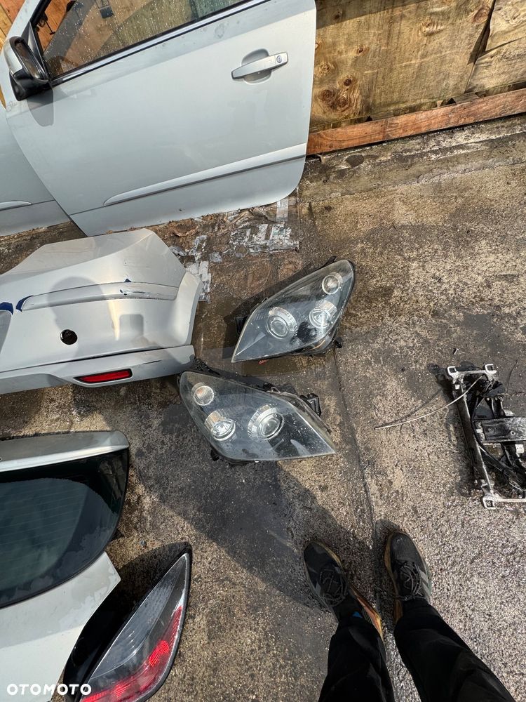 Opel astra H z157 szary srebrny  maska    Lampy przód przednie bi xenon kompletne 400sztuka prawa lewa   Klapa tył tylnia gtc 3 drzwi Coupe 300zl   Zderzak tył tylni opc 300zl   Drzwi przód przednie prawe lewe 300sztuka   Lusterko prawe lewe 100zl sztuka   Lampy tył tylne prawa lewe 100szt  Maska 300zl   Pas przedni 1.9 diesel kompletny z chłodnicami wentylatorami 450 zł   Grill -150 zł   Belka przód 100zl   Zderzak przedni 250 zł   Szybka wysyłka - 6