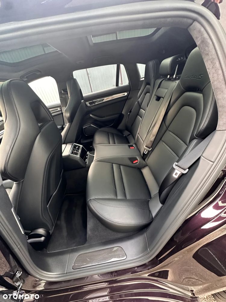 Porsche Panamera Turbo S Sport Turismo - 24