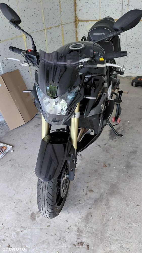 Suzuki GSR - 18
