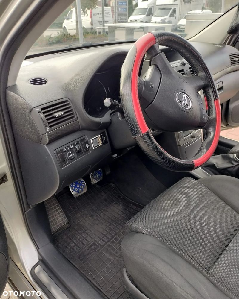 Toyota Avensis - 11