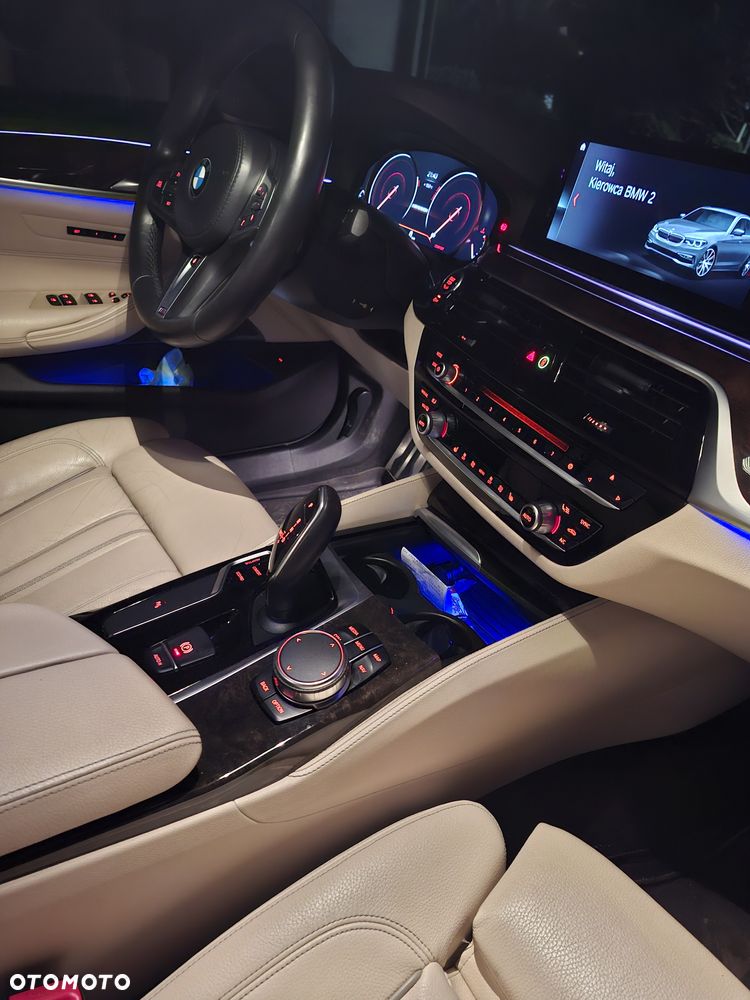 BMW Seria 5 M550i xDrive - 22