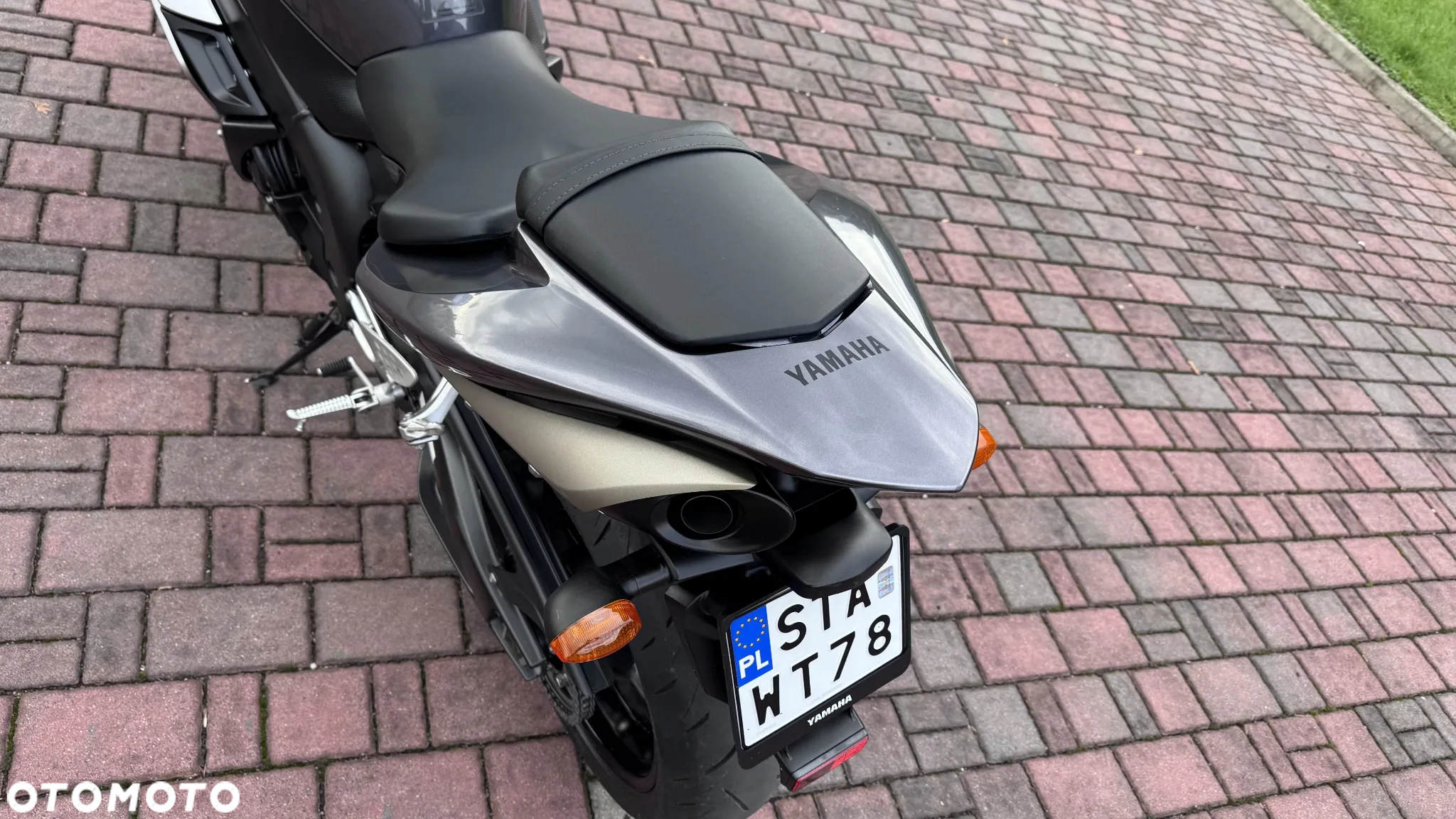 Yamaha R1 - 25
