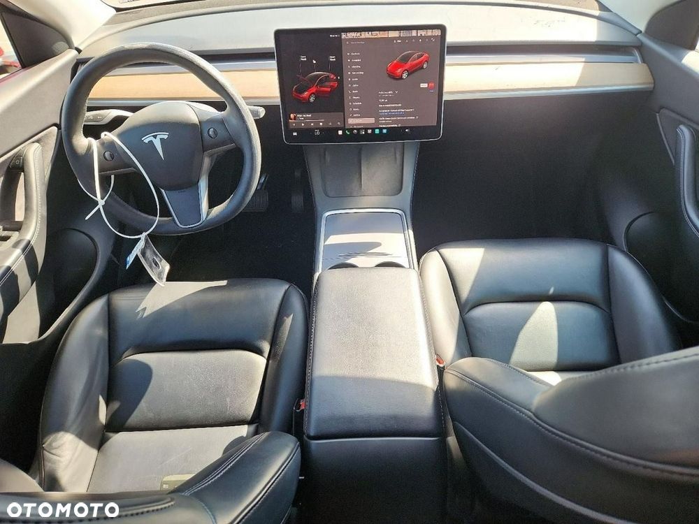 Tesla Model Y - 8