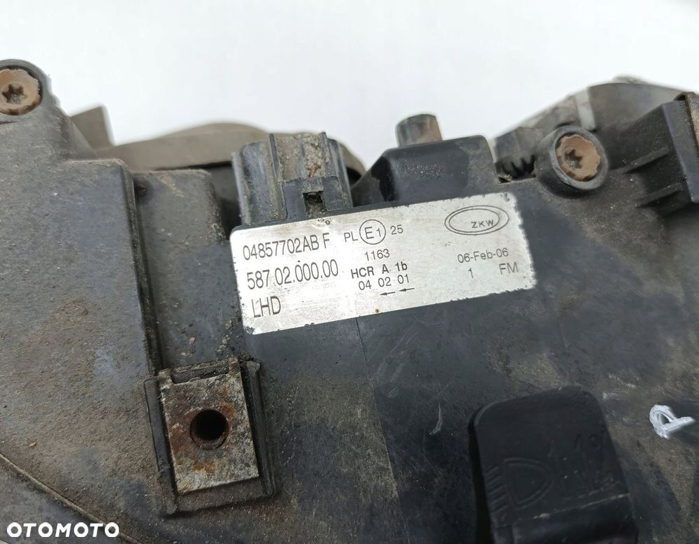 LAMPA PRAWA PRZEDNIA CHRYSLER VOYAGER IV RG - 3