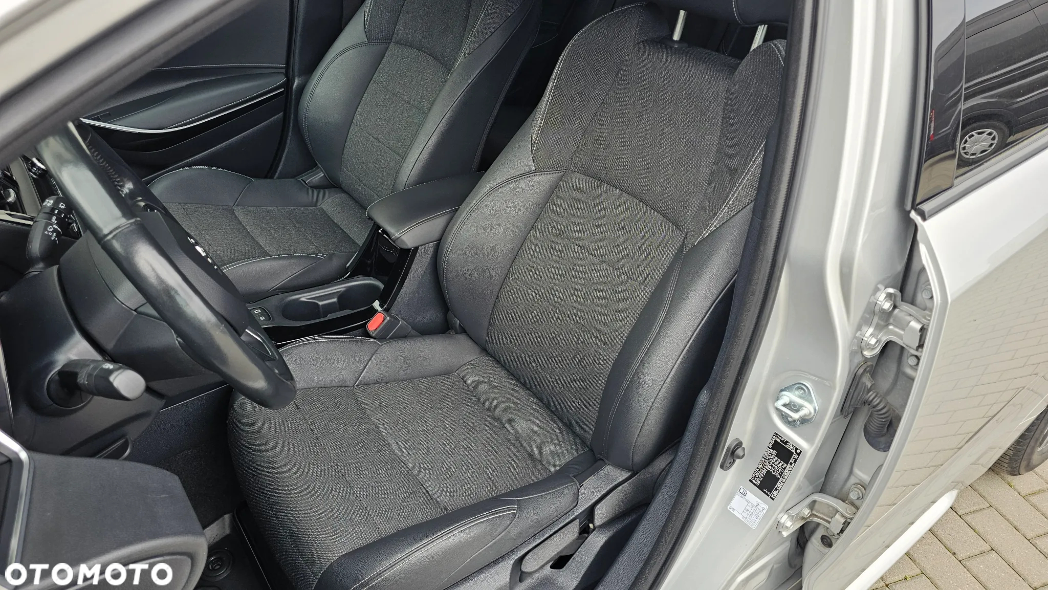 Toyota Corolla 1.8 Hybrid Business Edition - 6