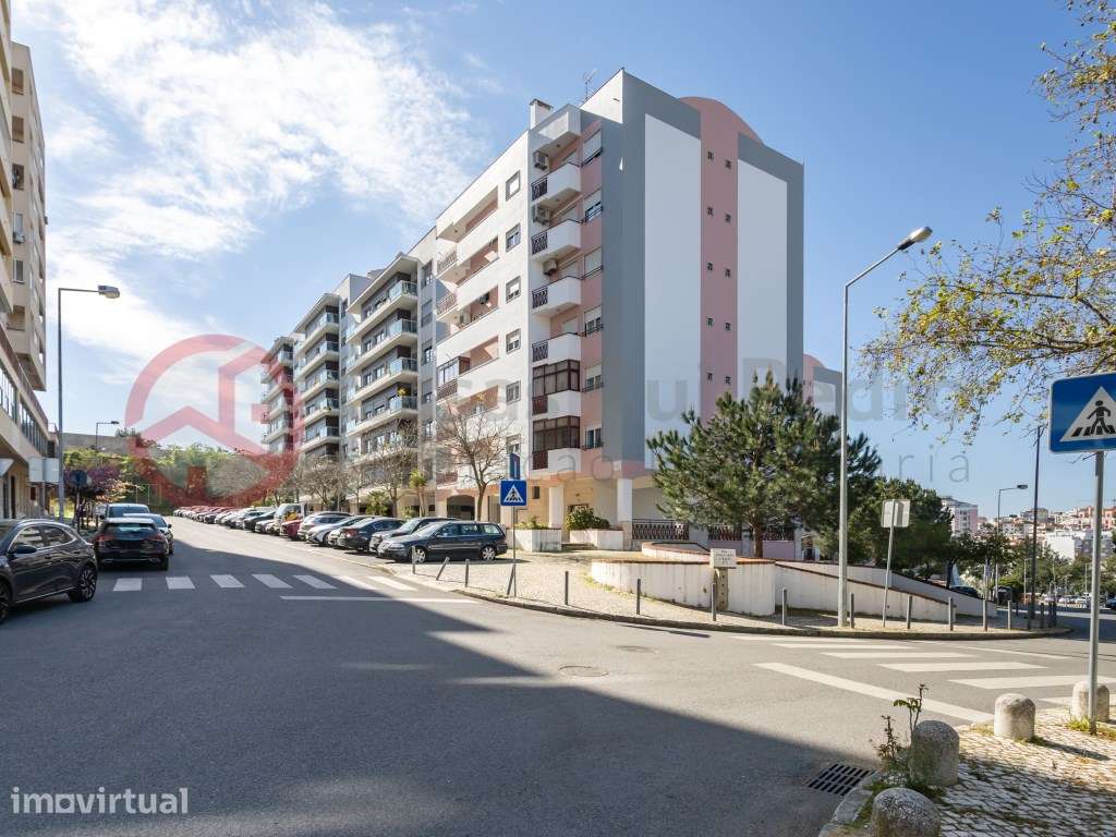 Apartamento T2 moderno com arrecadação e parqueamento, Rua José Afo... - Grande imagem: 2/60