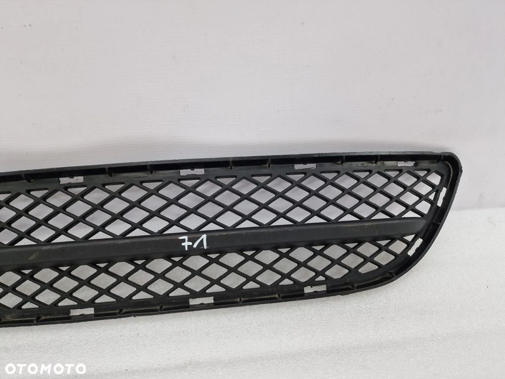 BMW E90 / E91 04- KRATKA ŚRODKOWA ZDERZAKA PRZEDNIEGO PRZÓD , NR 51117154556 / 7154556 , NR AUKCJI KR71 - 4