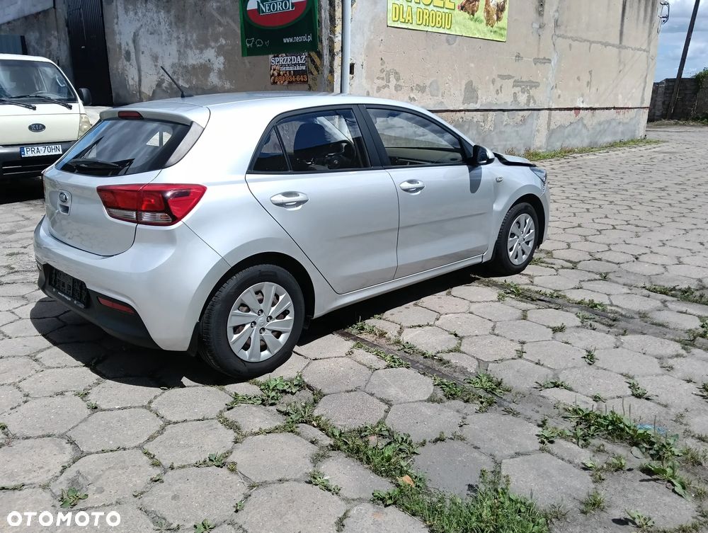Kia Rio 1.2 L - 6