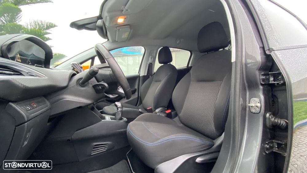 Peugeot 208 1.2 PureTech Signature - 19