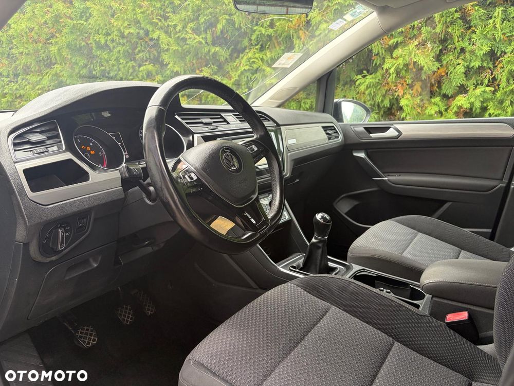 Volkswagen Touran - 12