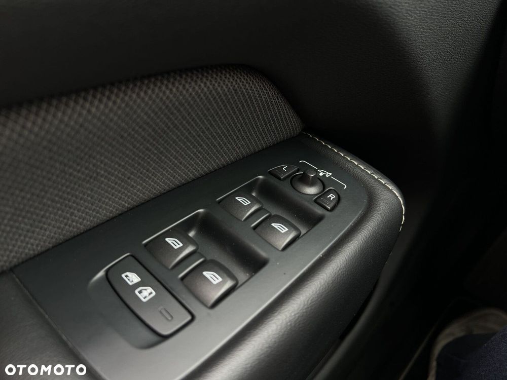 Volvo XC 60 B4 D AWD R-Design - 38