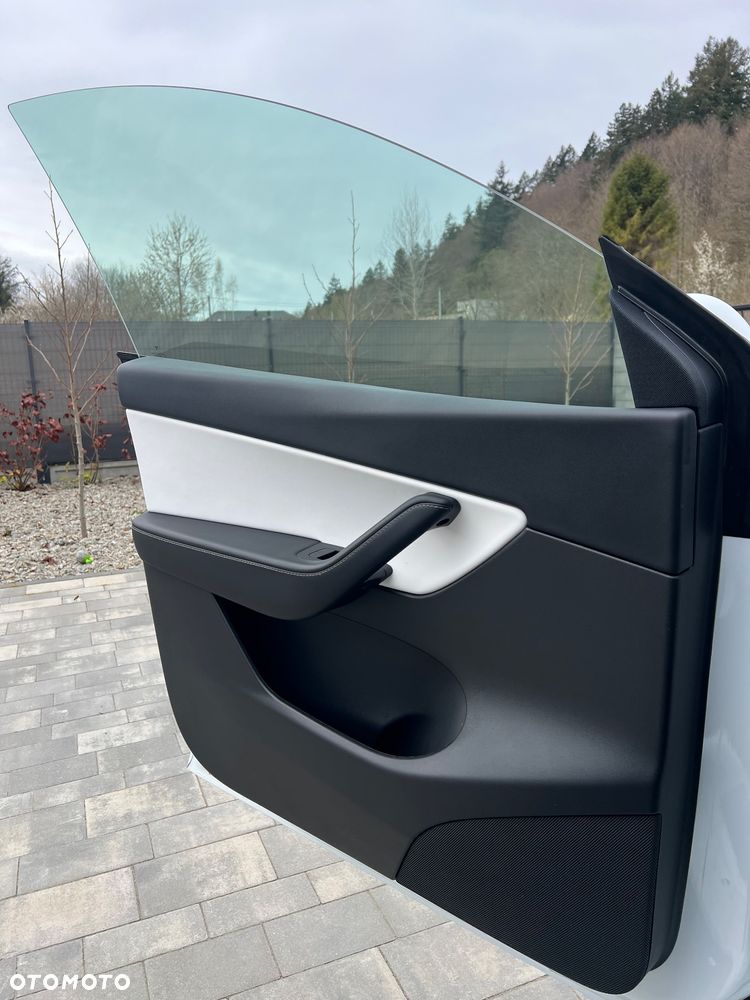 Tesla Model Y Performance AWD - 11